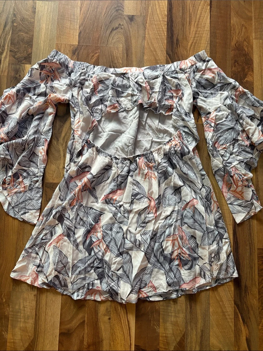 Lulu's Woman’s L Off-Shoulder Tropical Print Bell-Sleeve Top in Blush and Gray
